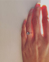 Load image into Gallery viewer, petit flower ring