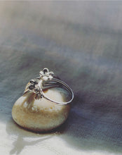 Load image into Gallery viewer, flower pinky ring