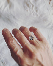 Load image into Gallery viewer, Small flower Ring