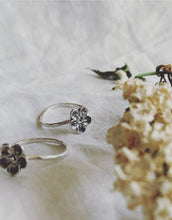 Load image into Gallery viewer, Silver Flower Ring