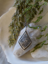 Load image into Gallery viewer, dancing leaf design jewelry