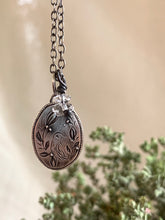 Load image into Gallery viewer, bird engraved necklace