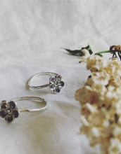Load image into Gallery viewer, Silver Flower Ring
