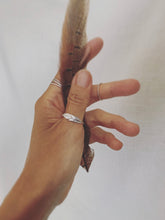 Load image into Gallery viewer, silver feather ring

