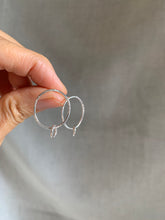 Load image into Gallery viewer, Minimal Studs Earrings ✴︎Double Drop Hoops✴︎medium
