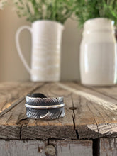 Load image into Gallery viewer, Textured Feather ring
