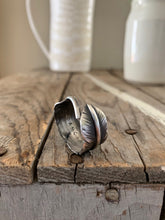 Load image into Gallery viewer, Textured Feather ring
